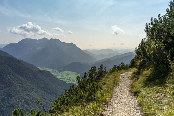 Paisagem tranquila com trilho e colinas